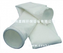 拒水防油針刺氈的生產(chǎn)流程如下： 纖維開松--梳理--鋪網(wǎng)--預(yù)刺--主刺--成氈--燒毛--軋光--浸漬PTFE(防水劑)--烘干--定型--軋制--卷裝。 濾布經(jīng)防水防油處理的過濾袋應(yīng)用在含濕量較大的場(chǎng)